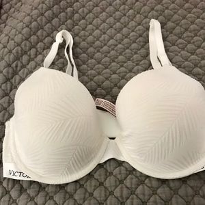 Victoria’s Secret Lightly lined Demi T-shirt bra.